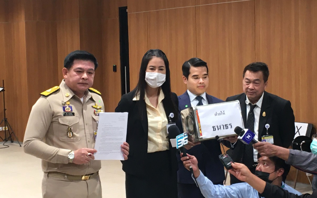 "ปารีณา" ทวงถามคดีรุกป่า "แม่ธนาธร" 2 ปีไม่คืบ "สิระ" ขนปี๊บให้ "ธนาธร" คลุมหัว