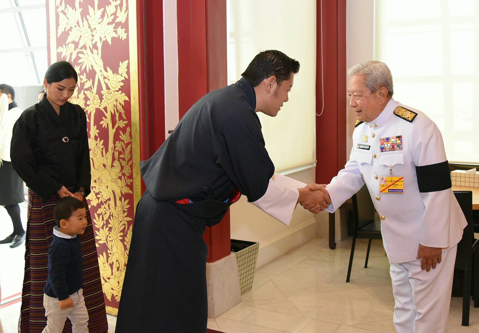 กษัตริย์จิกมี แห่งภูฏาน เสด็จถึงประเทศไทย เพื่อเข้าร่วมพระราชพิธีถวายพระเพลิงพระบรมศพ ในหลวง ร.๙