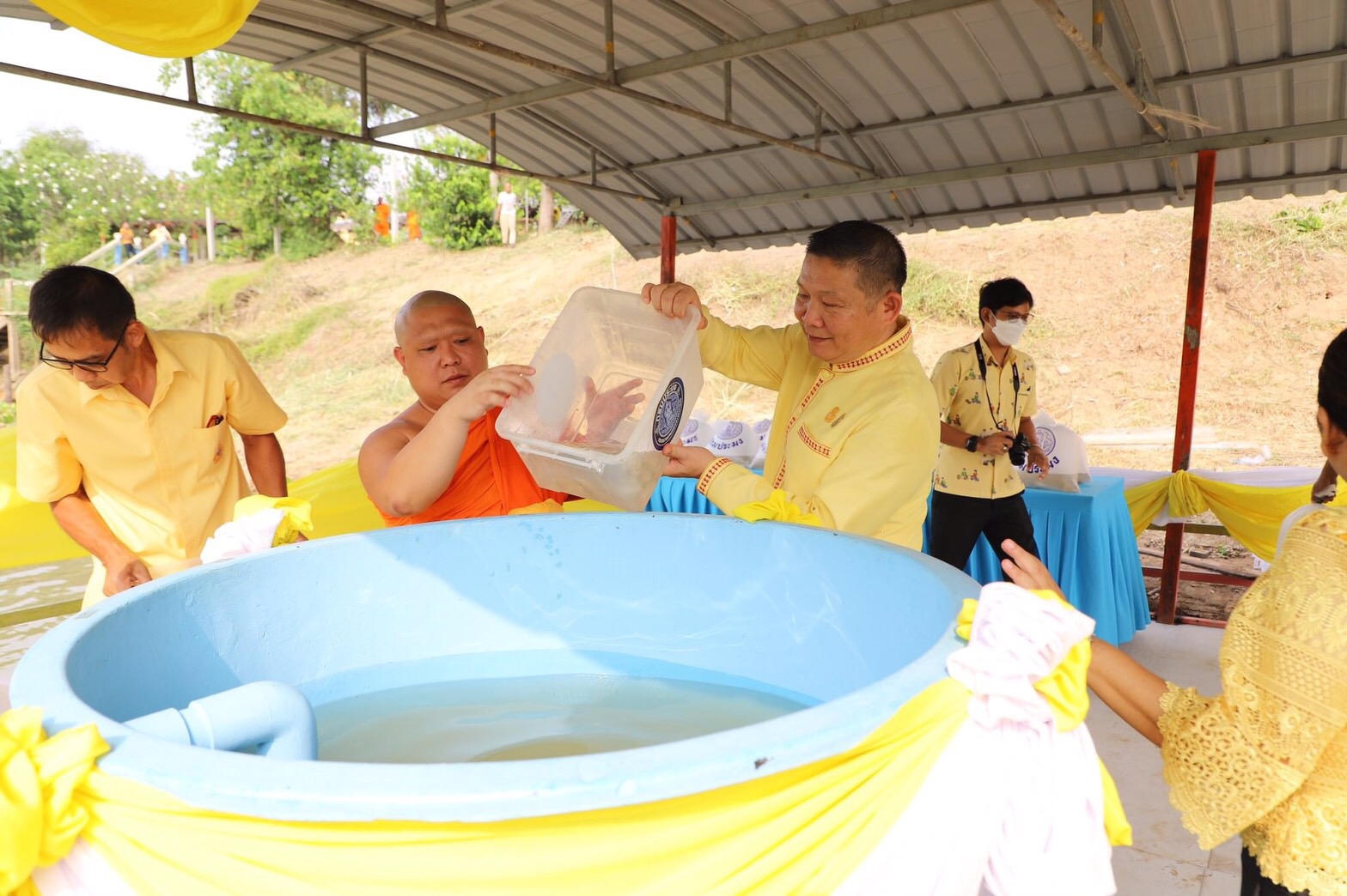 อ่างทองจัดโครงการรวมใจภักดิ์ รักษ์วัด พัฒนาแม่น้ำน้อย เพื่อเฉลิมพระเกียรติฯ