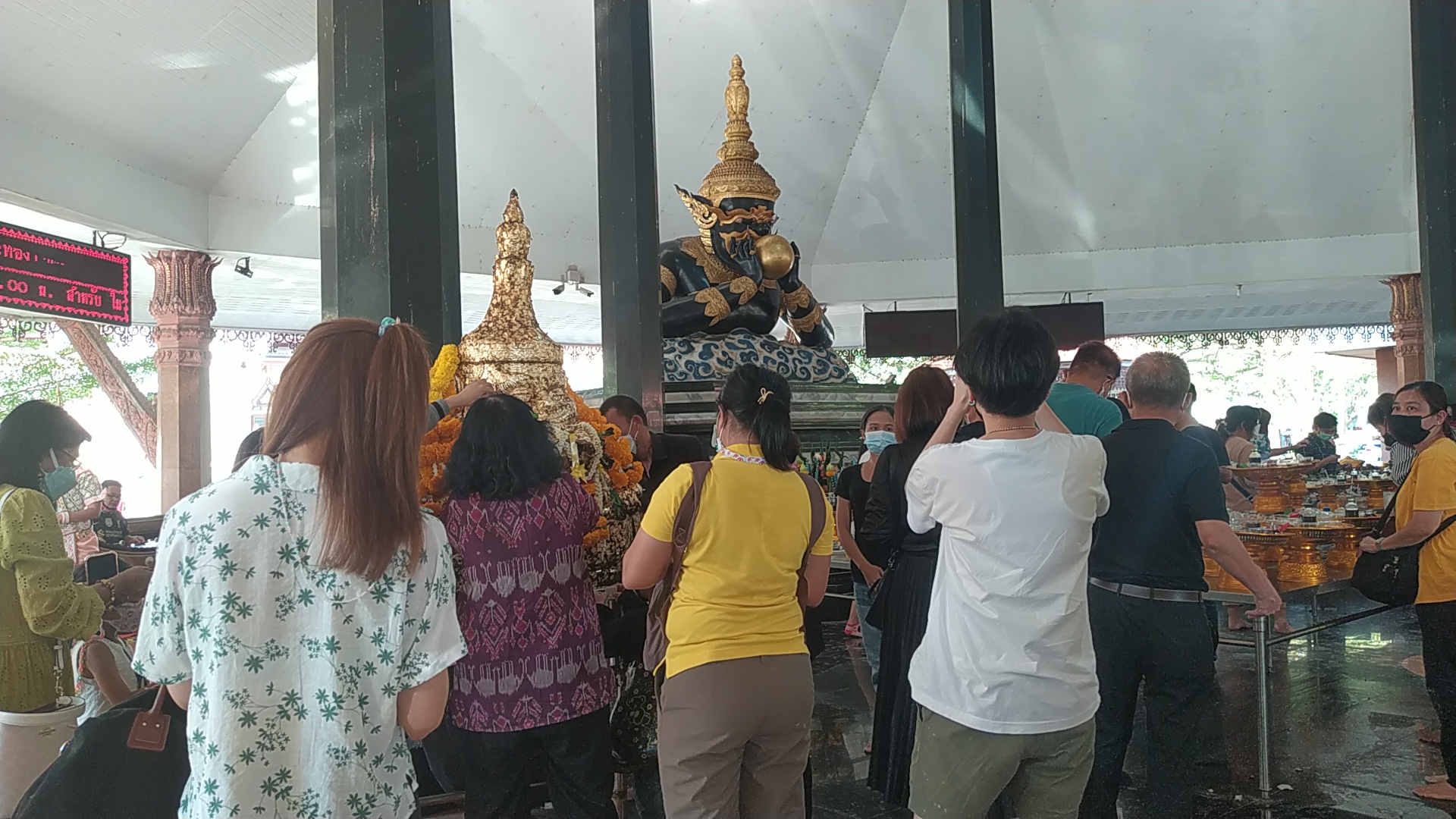  ประชาชนแห่กราบไหว้บูชาพระราหูวัดศีรษะทอง  แน่นศาลาแปดเหลี่ยม