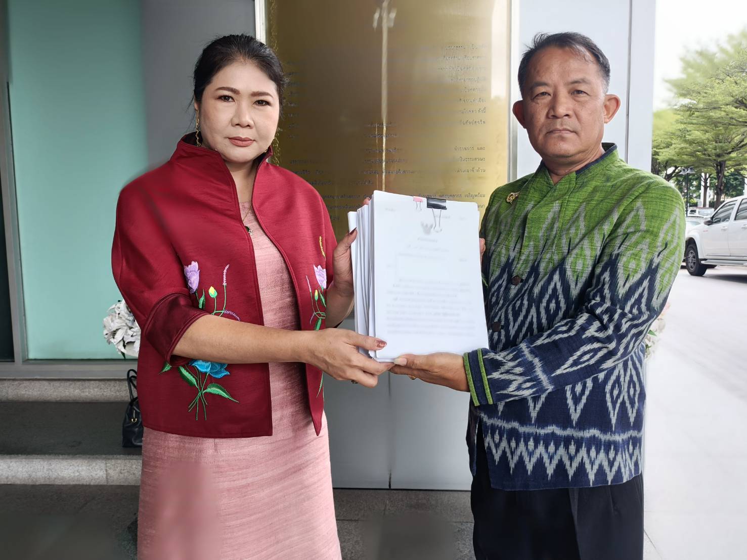 "ศรีสุวรรณ" นำชาวลาดพร้าวฟ้องโยธา กทม.-คชก. อนุมัติสร้างคอนโด 6 แท่งเลียบทางด่วนรามอินทรา-อาจณรงค์มิชอบ