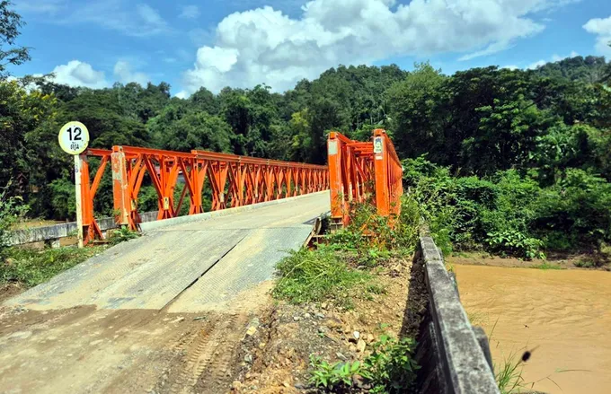 แม่ฮ่องสอนตรวจเข้ม “สะพานเบลีย์” บ้านโพซอ หลังพบรอยแยกดิน ยืนยันไม่กระทบโครงสร้าง
