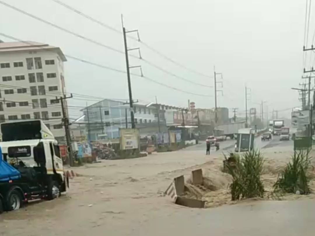 ระยอง ฝนกระหน่ำ ต.มาบยางพร อ่วม!! น้ำท่วมฉับพลัน สูงสุดในรอบ 10 ปี  