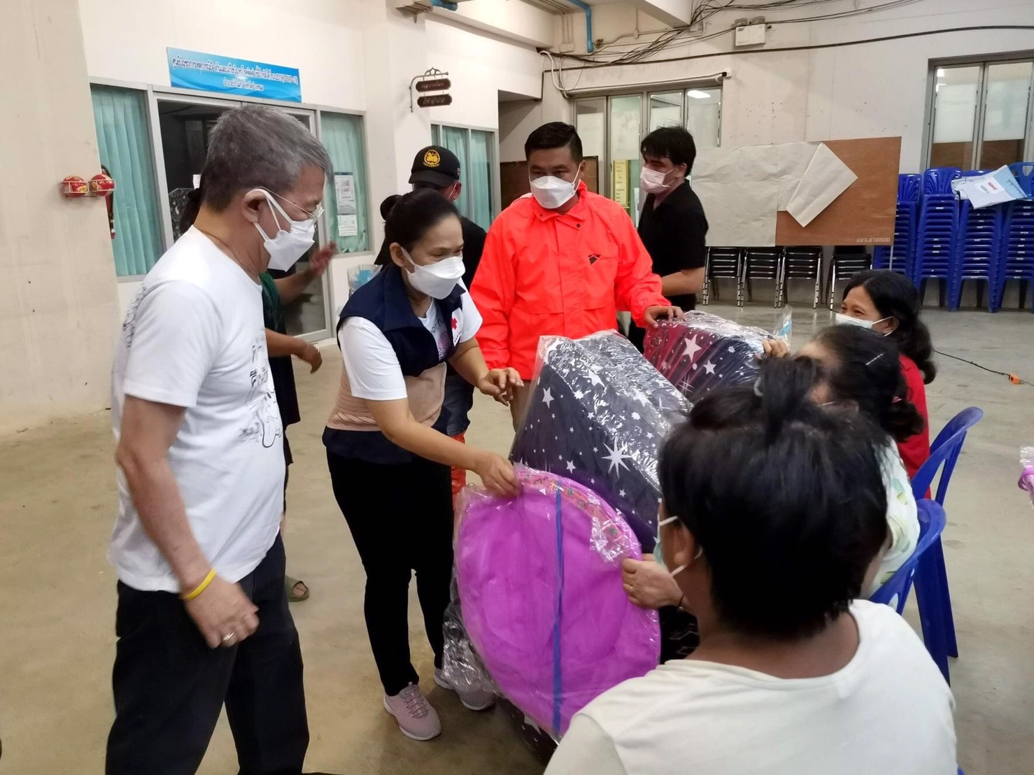 ผู้ว่าฯปู พร้อมนายกเหล่ากาชาดอ่างทอง ลงพื้นที่ตรวจสถานการณ์อุทกภัยในพื้นที่อำเภอเมืองอ่างทอง และอำเภอป่าโมก
