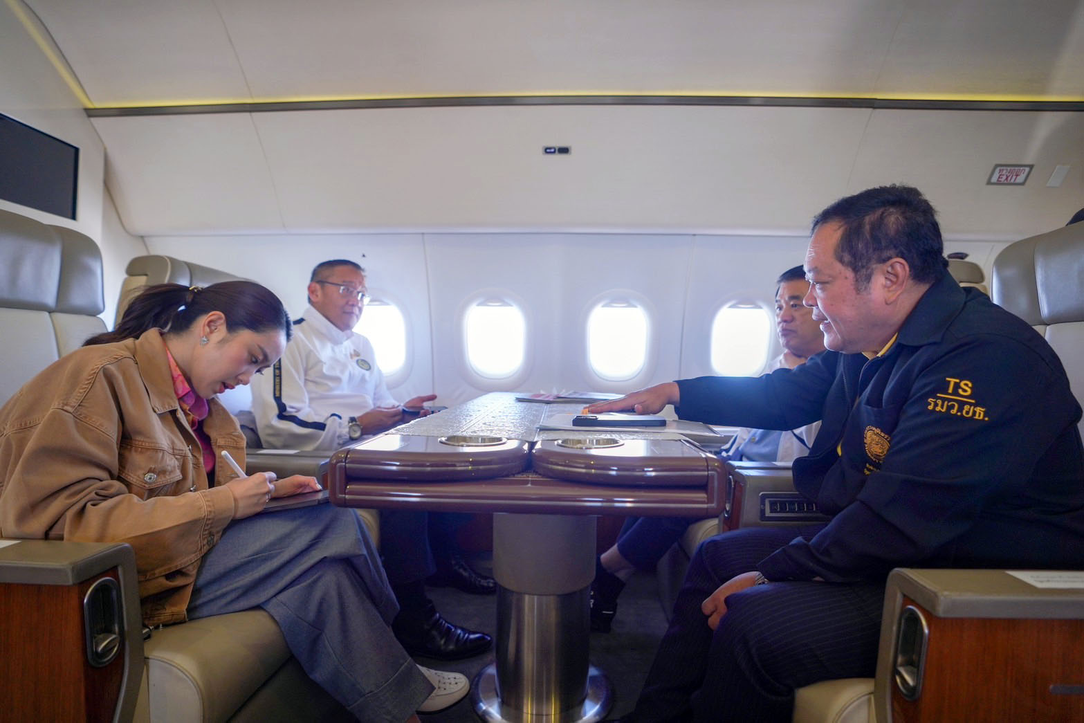"นายกฯ" ทำการบ้านบนเครื่องบิน ซ้อมพูดภาษามลายู ก่อนลงพื้นที่ 3 จว.ชายแดนใต้  ยกเลิกหมายปัตตานี ฝนตกต่อเนื่อง