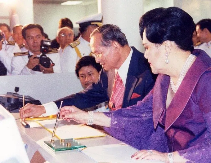รายงานพิเศษ | น้ำพระทัยฯ ทรงเปี่ยมล้นหลั่งคนกรุง เสด็จทรงเปิด “รถไฟฟ้า” แก้ปัญหาจราจร