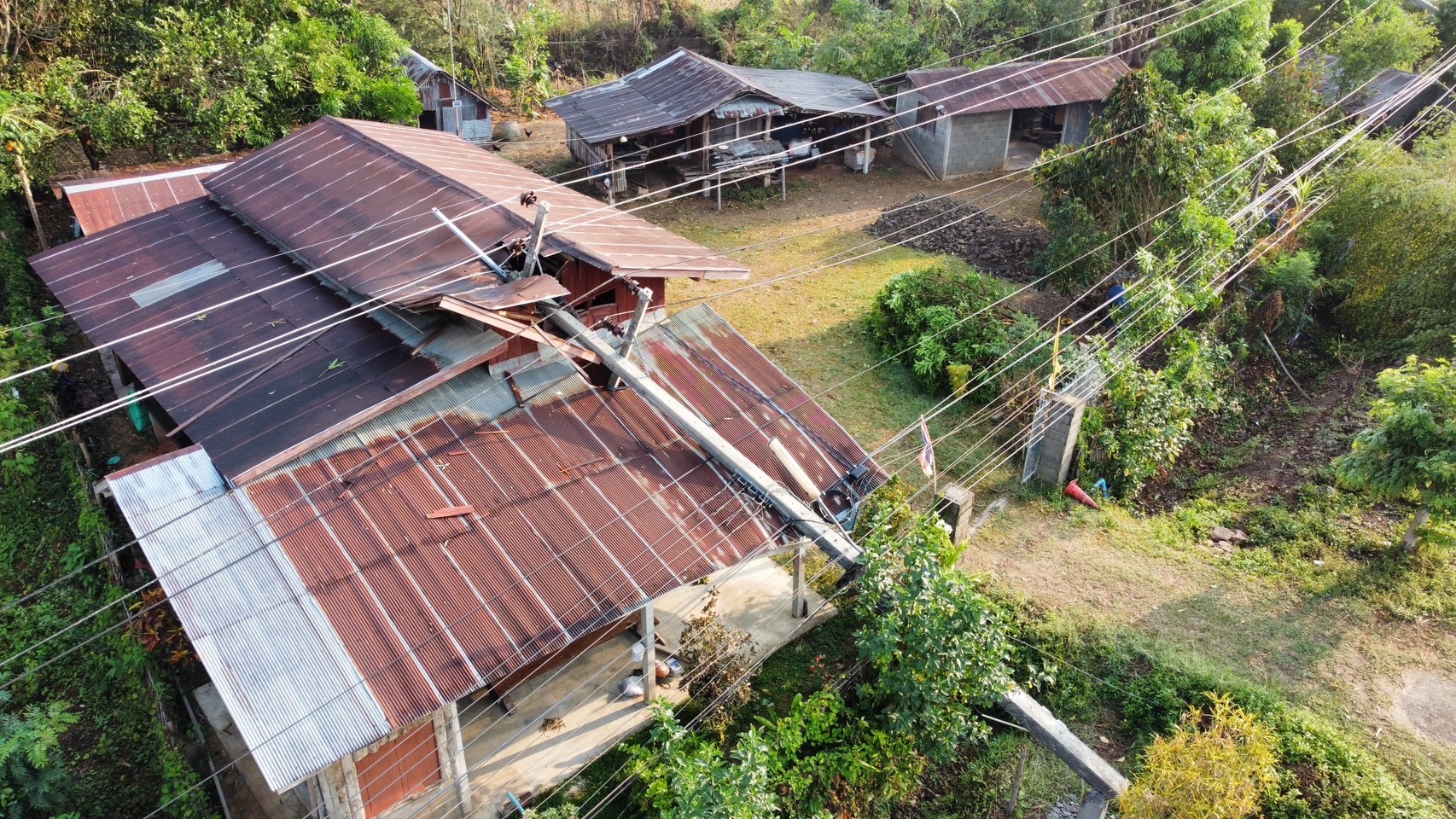 พายุฤดูร้อนซัดเสาไฟฟ้าแม่จัน เชียงราย ล้มระนาว