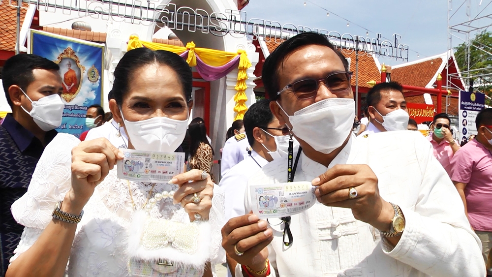 ฮือฮา! ที่ปรึกษา รมว.ทส. เปิดงานนมัสการหลวงพ่อโต บินโดรนโปรยลอตเตอรี่มอบโชคทางอากาศ