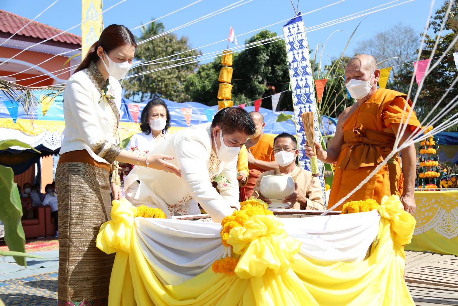 "ธรรมนัส"เป็นประธานวางศิลาฤกษ์พระธาตุวัดสันทราย พร้อมมอบถุงยังชีพให้ปชช.บรรเทาทุกข์จากพิษโควิด
