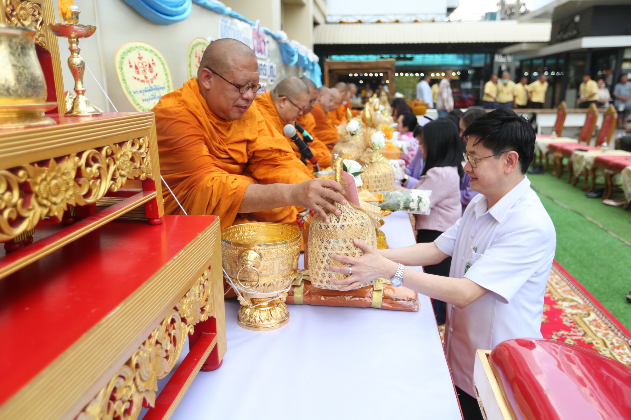 โรงพยาบาลนครปฐมชวนร่วมพิธีสวดนพเคราะห์เสริมบารมีใบุคคลากรทางการแพทย์เนื่องในวันสงกรานต์