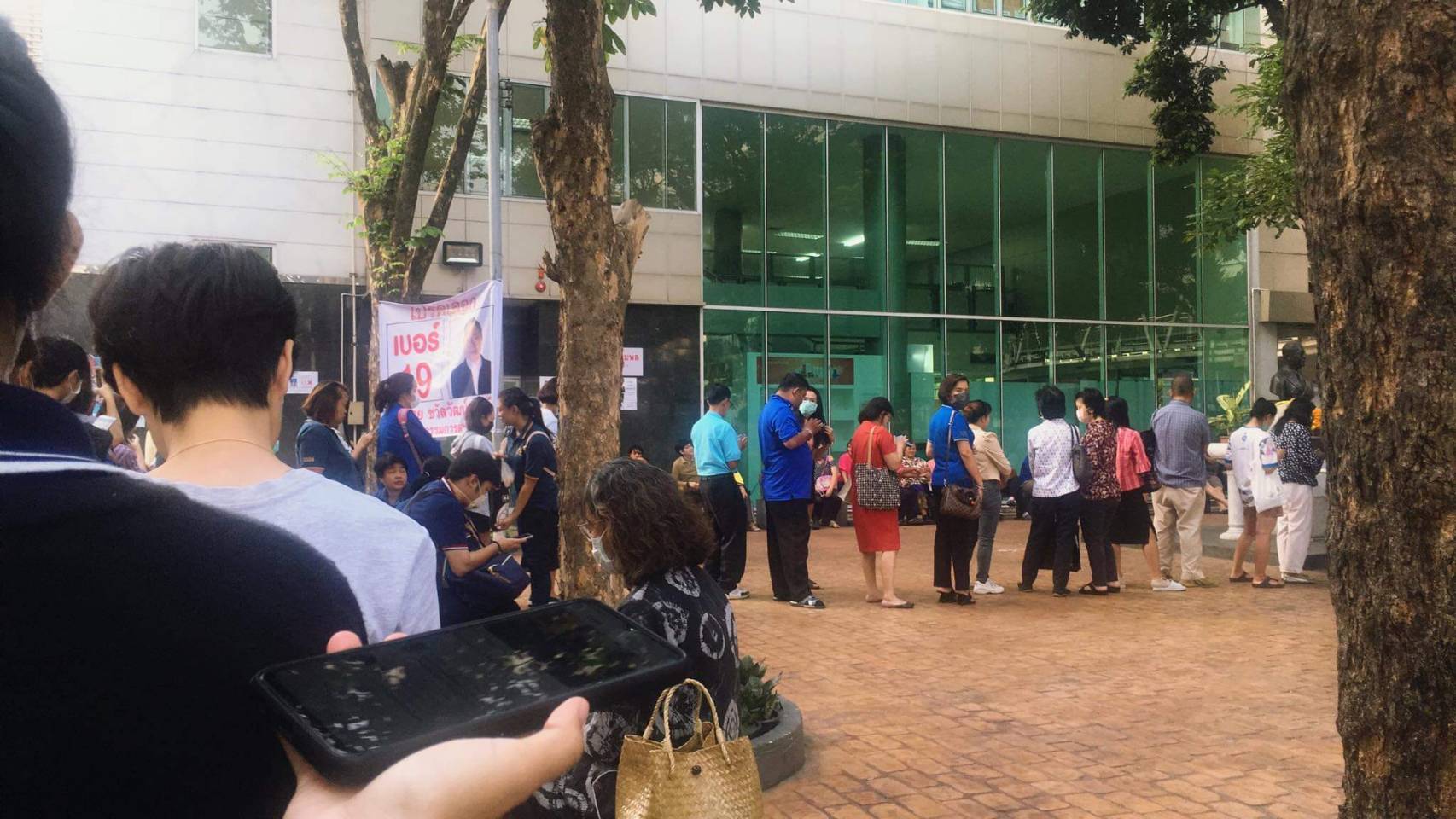 บรรยากาศประชาชนเข้าคิวซื้อหน้ากากอนามัย ที่องค์การเภสัชฯ