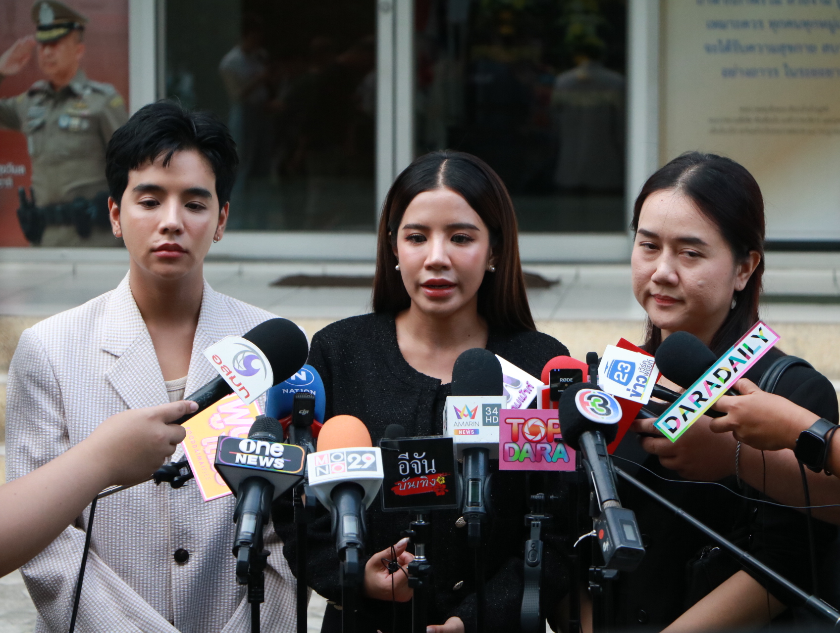 "ใบเตย อาร์สยาม"ลงบันทึกประจำวันแสดงความบริสุทธิ์ยันไม่มีเอี่ยวไลฟ์ขายทอง "แม่ตั๊ก" เผยเป็นการรับงานขายโปรตีน-ครีมกันแดด 