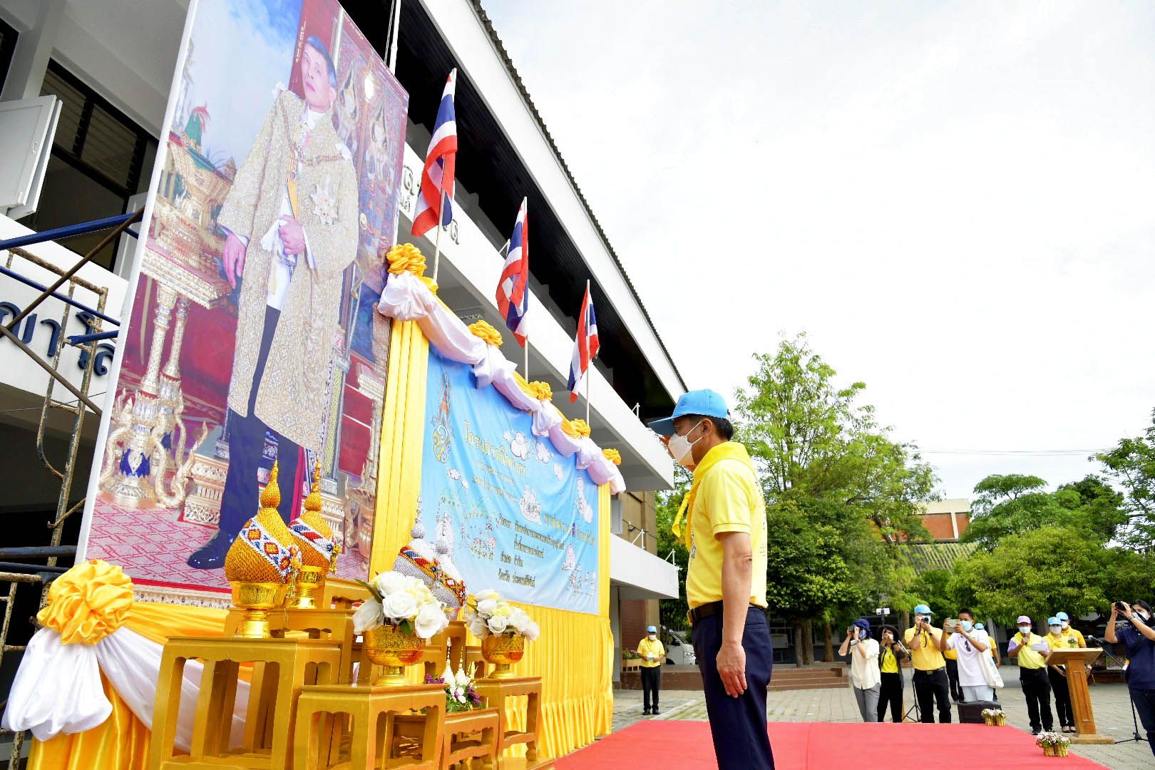 พ่อเมืองประจวบฯนำจิตอาสาพัฒนา  หน้าวังไกลกังวล-ทาสีฟุตบาท 