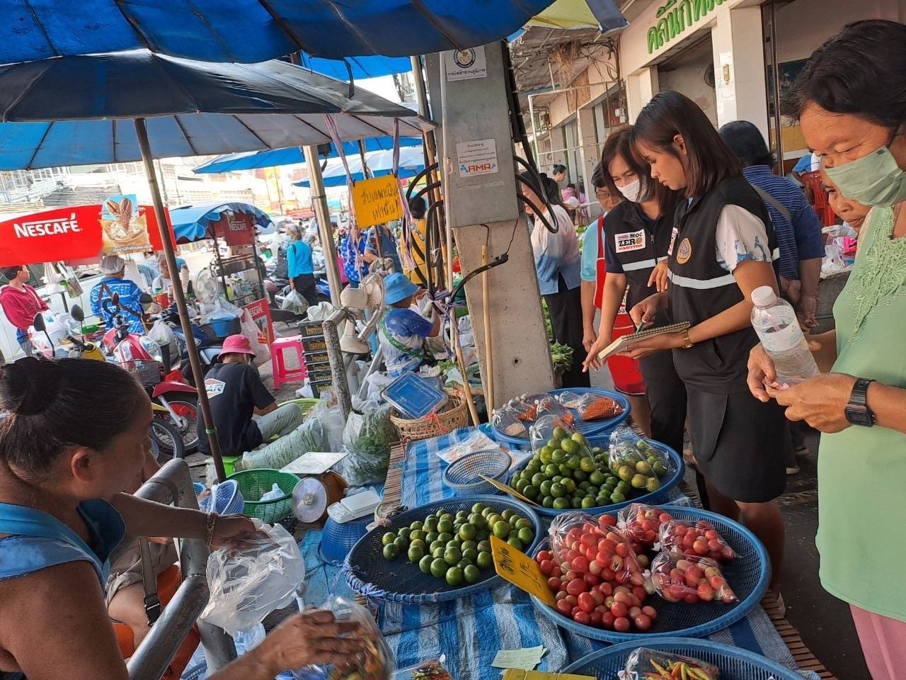 สกลนคร พาณิชย์ลงตรวจติดตามราคามะนาวและผักสด