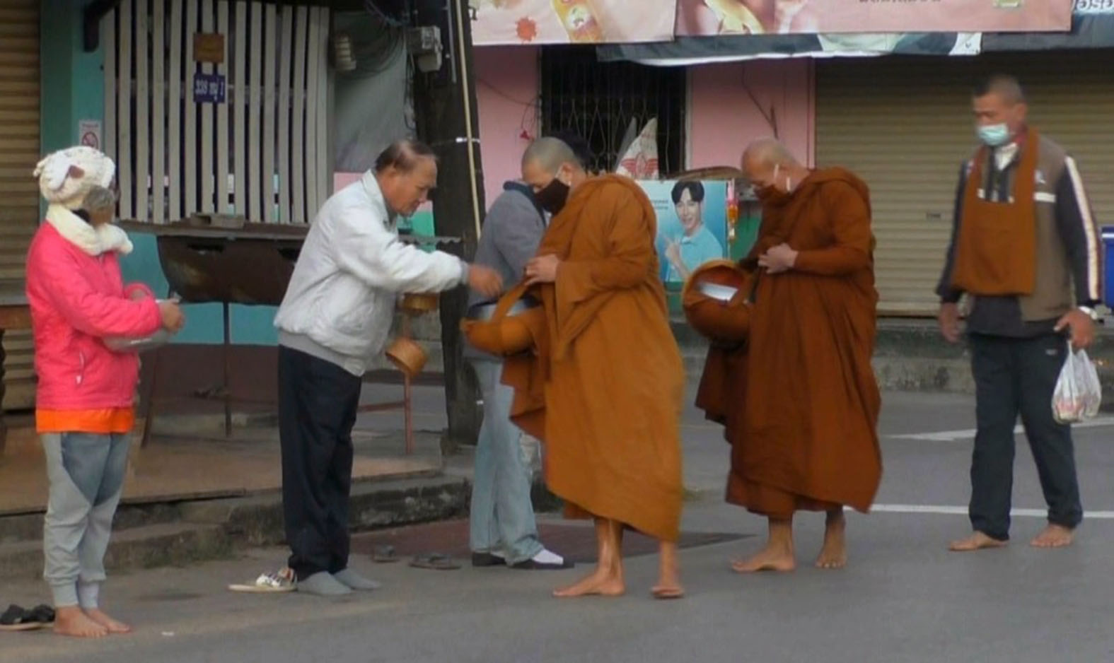 บึงกาฬอุณหภูมิ 9 องศากระทบวิถีชาวบ้านพระบิณฑบาตตอนสาย