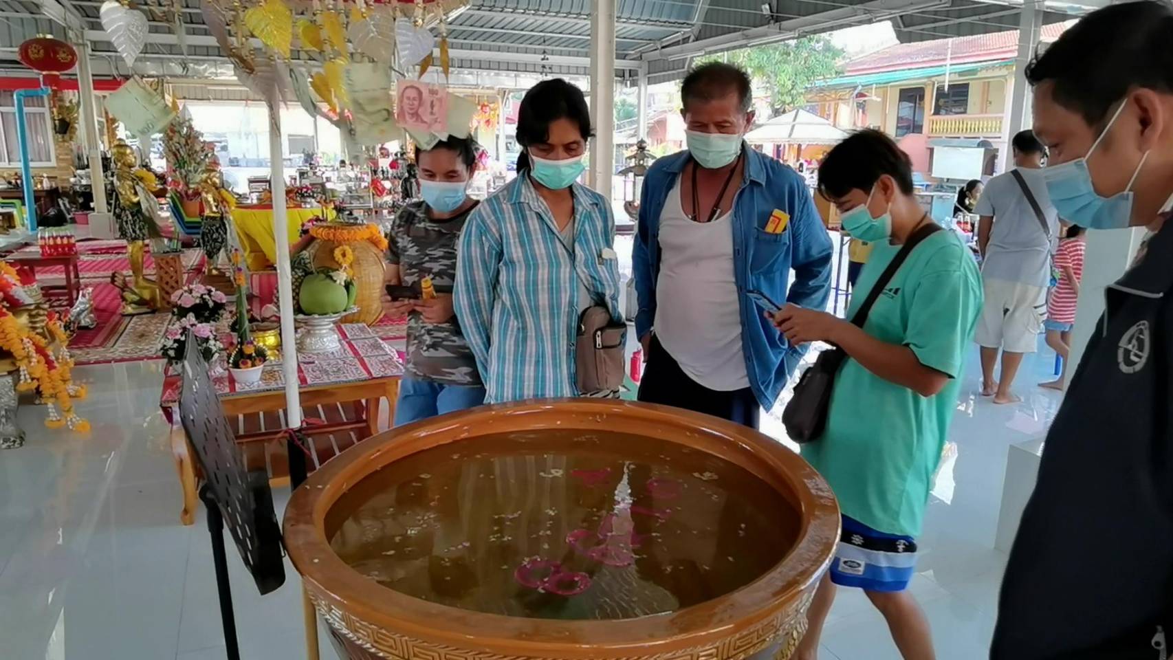 โค้งสุดท้ายคอหวยแห่ส่องเลขเด็ดจากอ่างน้ำมนต์ วัดใหม่สี่หมื่น ราชบุรี 