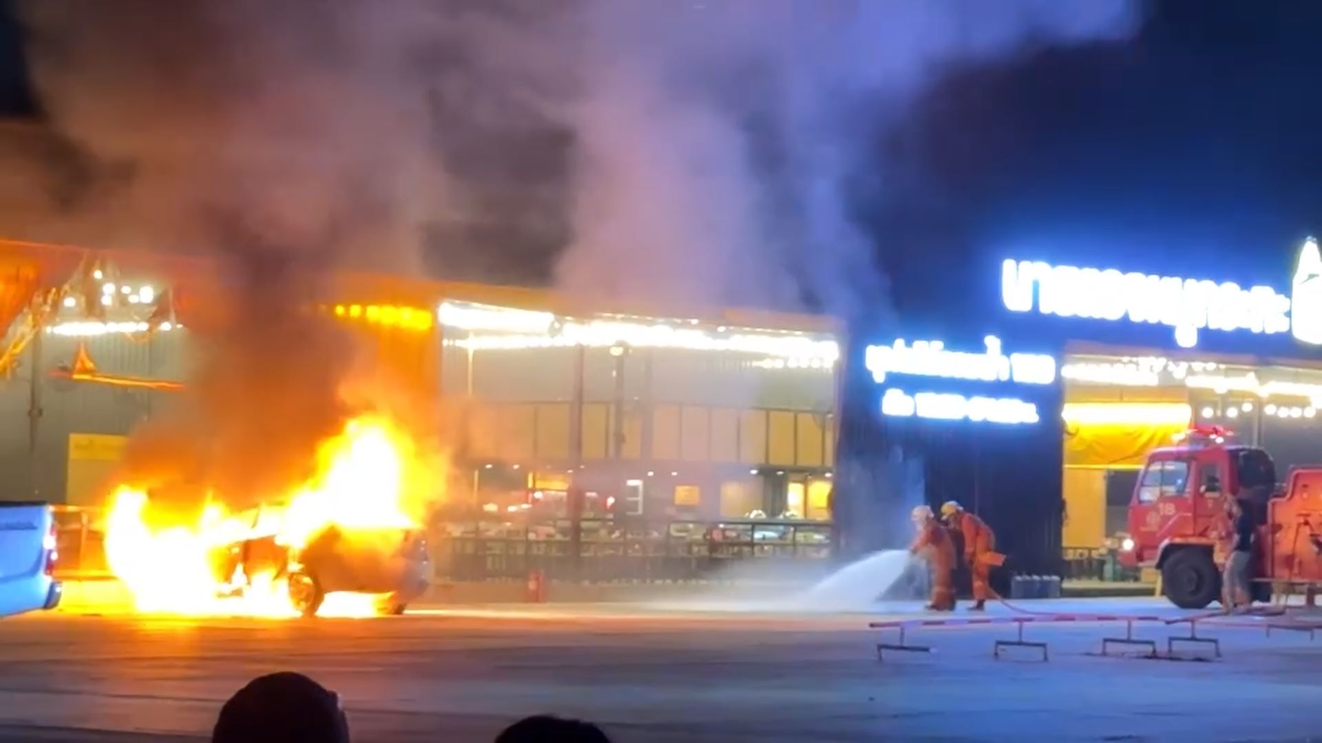 ไฟไหม้รถเก๋งหน้าร้านหมูกระทะชื่อดังขอนแก่นลูกค้าต่างวิ่งหนีกระเจิง
