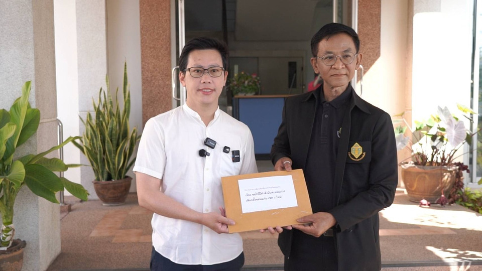 คนขอนแก่นบุก กกต. จี้นับคะแนนใหม่ เขต 3 ผู้สมัคร สส.พรรคประชาชนชี้พิรุธบัตรเขย่ง