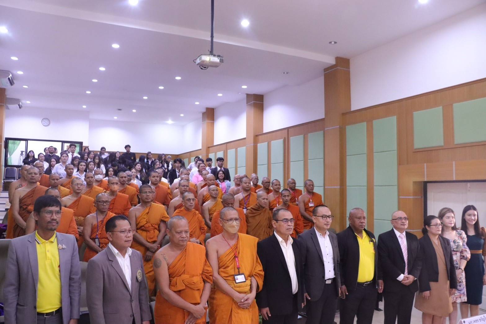 คณะนิติศาสตร์ม.ราชภัฏสุราษฎร์ธานีสร้างแนวร่วมบรรยายกฎหมายที่ดินถวายความรู้พระนิสิต มจร.