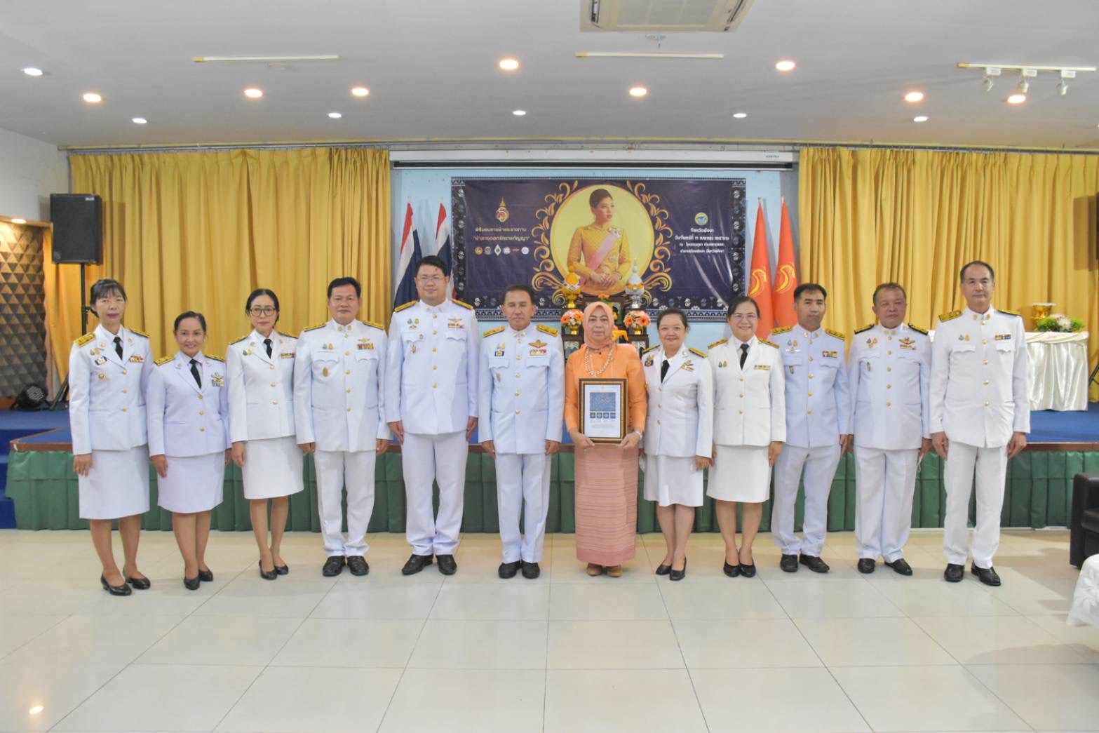 ผู้ว่าฯพังงา มอบลายผ้าพระราชทาน “ผ้าลายดอกรักราชกัญญา” ต่อยอดภูมิปัญญา สร้างอาชีพให้กลุ่มผู้ประกอบการผ้าในพื้นที่