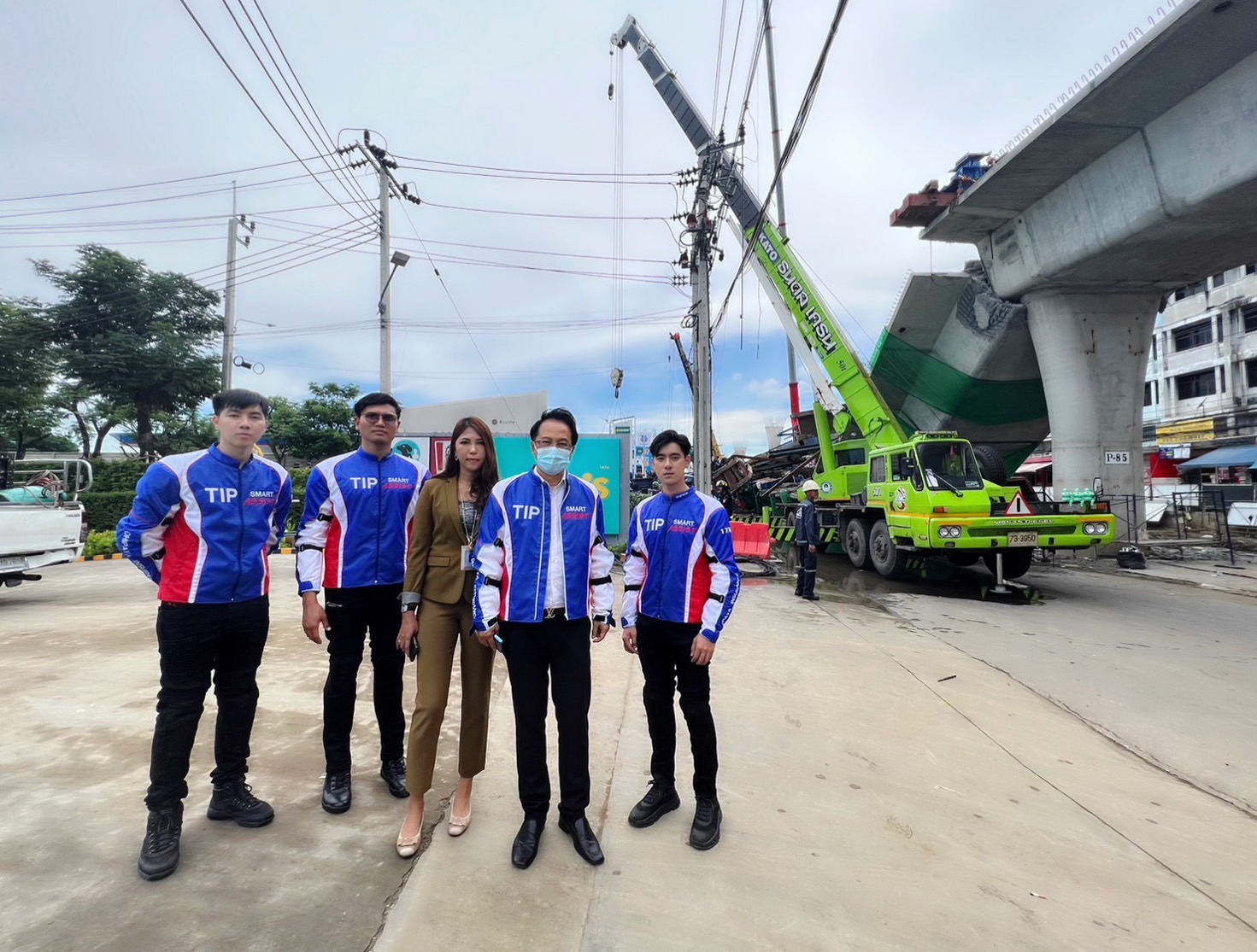 ทิพยประกันภัย นำทีมงานเข้าเยี่ยมอาการผู้บาดเจ็บจากเหตุการณ์สะพานข้ามแยกย่านลาดกระบังถล่ม