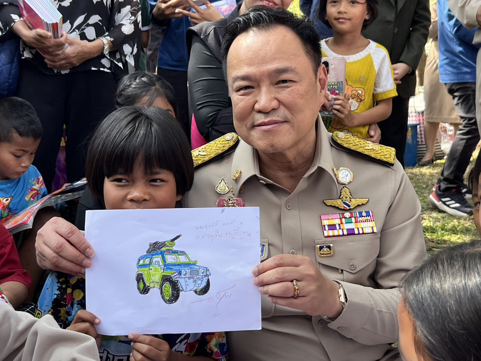 ภาพประทับใจ! “นายกฯ” นั่งระบายสีรถฮัมวี่ร่วมกับเด็กศูนย์อพยพสุรินทร์ ยันรัฐดูแลปากท้อง-ความปลอดภัยเต็มกำลัง จนกว่าสถานการณ์จะปกติ
