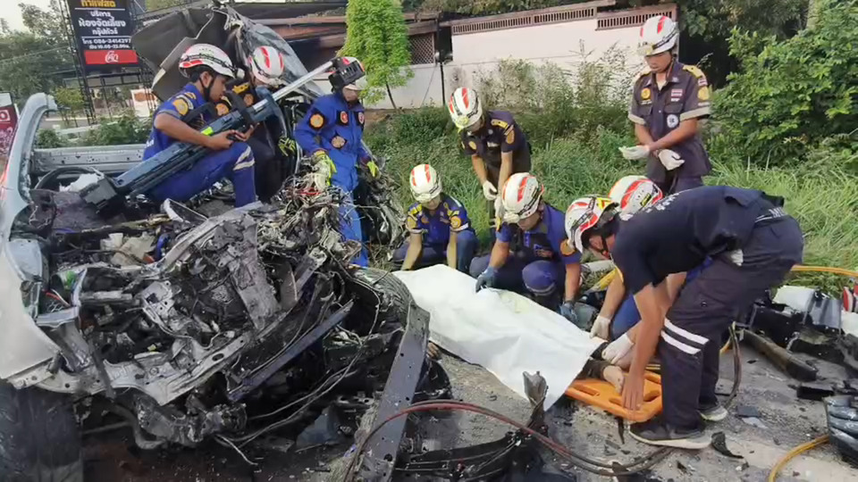 กระบะข้ามเลนประสานงาบรรทุกบนถนนนางรอง–ชำนิ ดับ 1 เจ็บ 1 พบไมล์ค้าง 180 กม./ชม