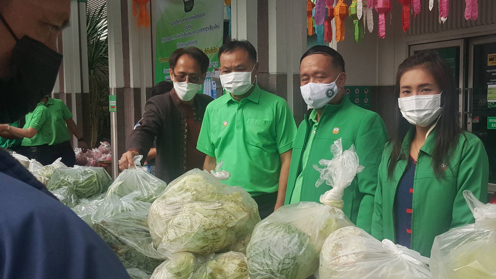 ธกส.ร่วมกับนักบุญหนานหล้าอมก๋อยนำ ผลิตผลทางการเกษตรแจกชาวบ้าน
