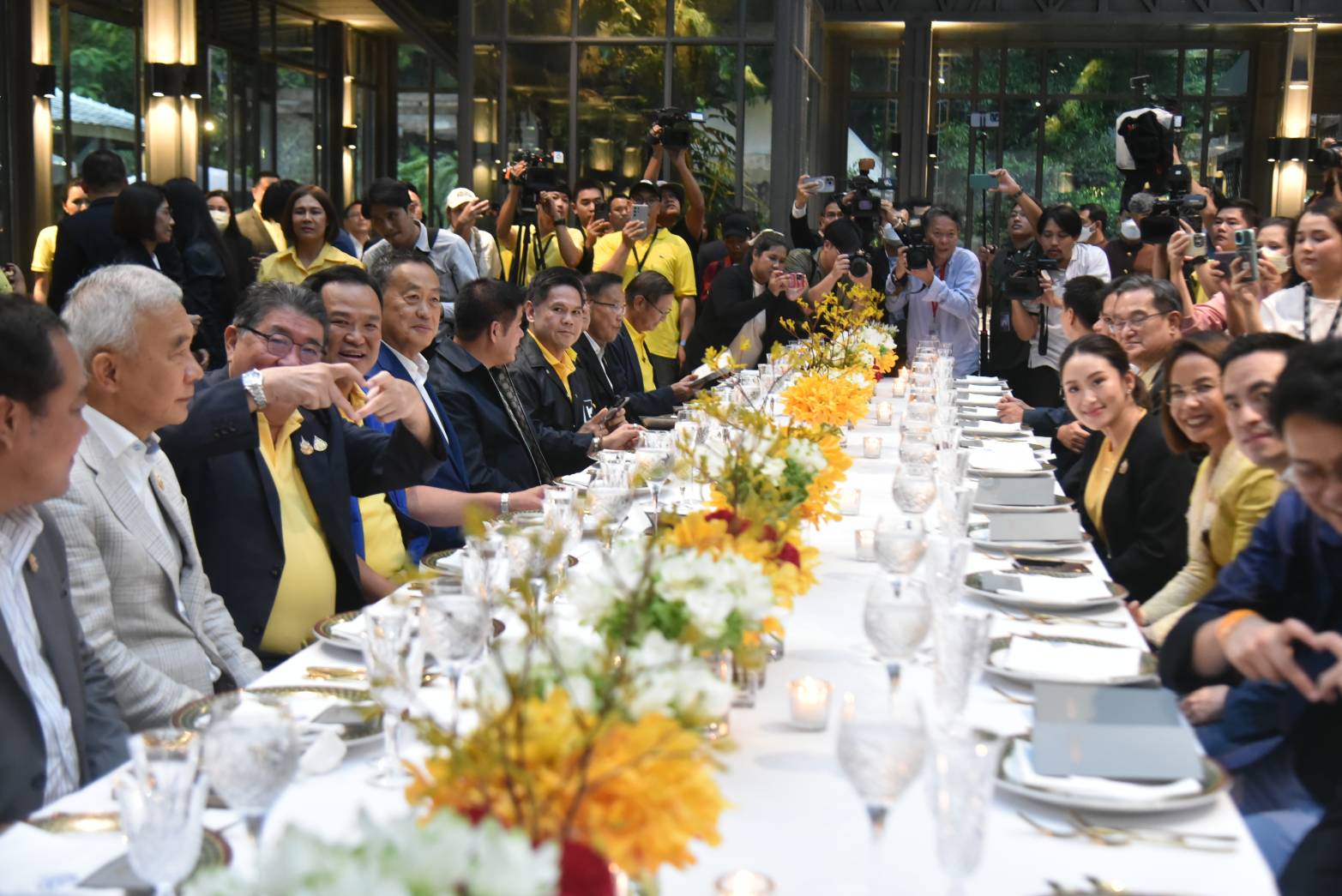 ดินเนอร์พรรคร่วมฯคึกคัก แกนนำทยอยรวมตัวก่อนร่วมรับประทานอาหารเย็น  ไร้เงา "บิ๊กป้อม-บิ๊กป๊อด" 