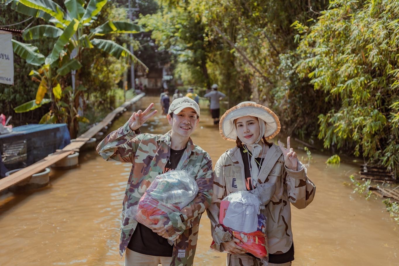  "บอย - เจี๊ยบ" ส่งต่อน้ำใจ จาก "รถกับข้าว" สู่ "เรือกับข้าวบอยเจี๊ยบ"ลุยน้ำท่วมช่วยชาวบ้านที่อยุธยา