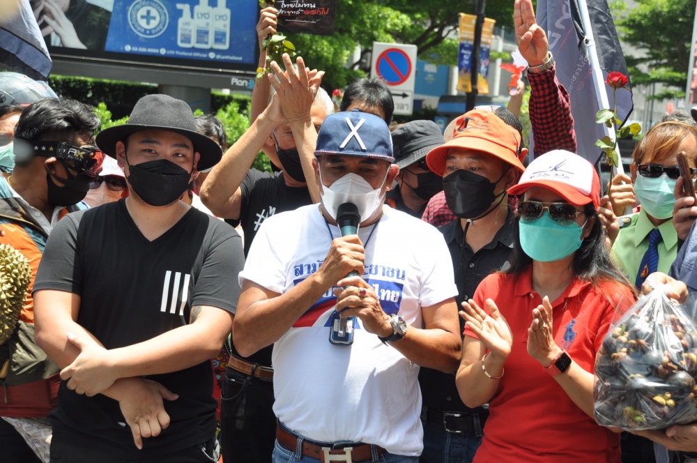 คณะ 'ไทยไม่ทน' รับขวัญ 'ลูกนัท' สลิ่มกับใจ ฮือ ไล่รัฐบาล