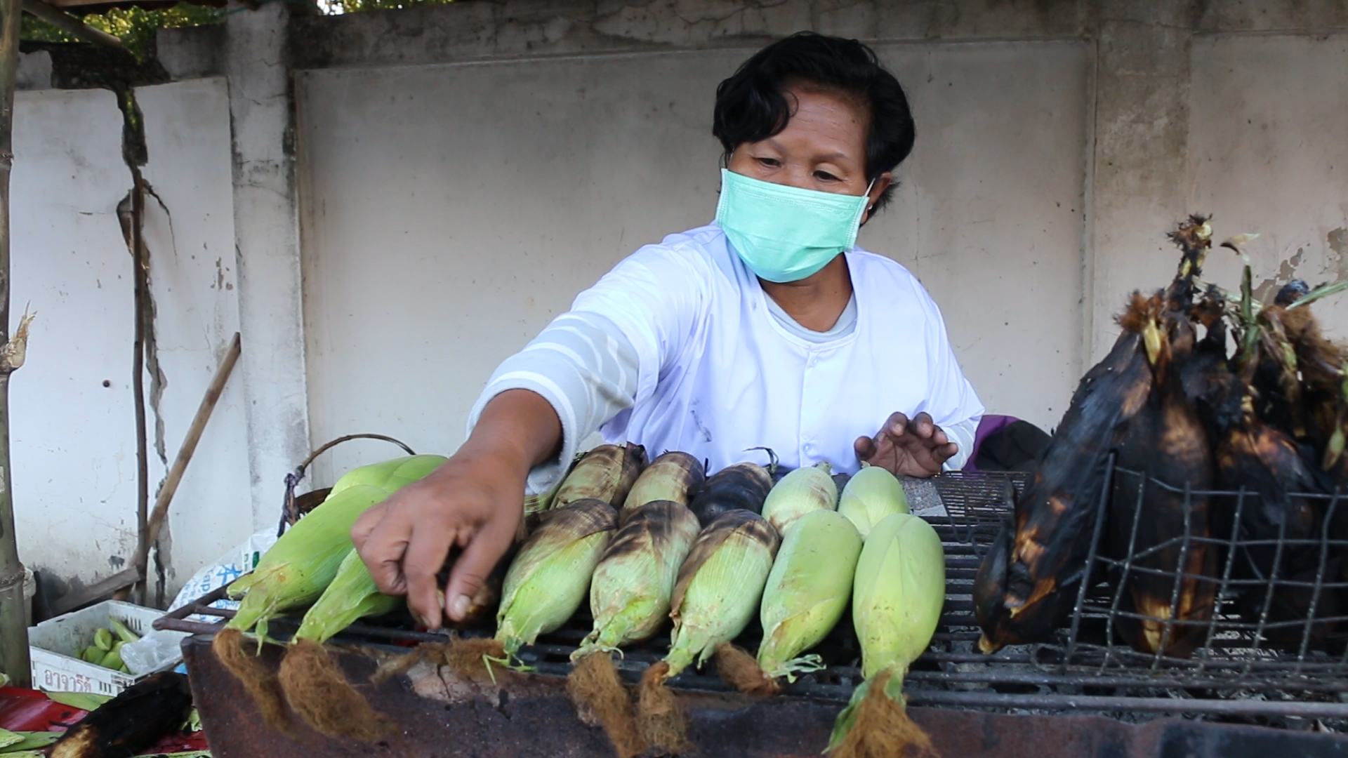 ขอนแก่นหนาวแล้ว!  "ข้าวโพดย่าง-มันย่าง" อาหารพื้นบ้านสุดฮิตเพิ่มพลังรับลมหนาว 