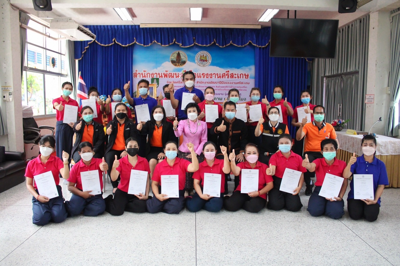 พัฒนาฝีมือแรงงานศรีสะเกษมอบวุฒิบัตรฝึกอบรม  หลักสูตรนวดรุ่น2 และอบรมสาขาบาเรสต้า