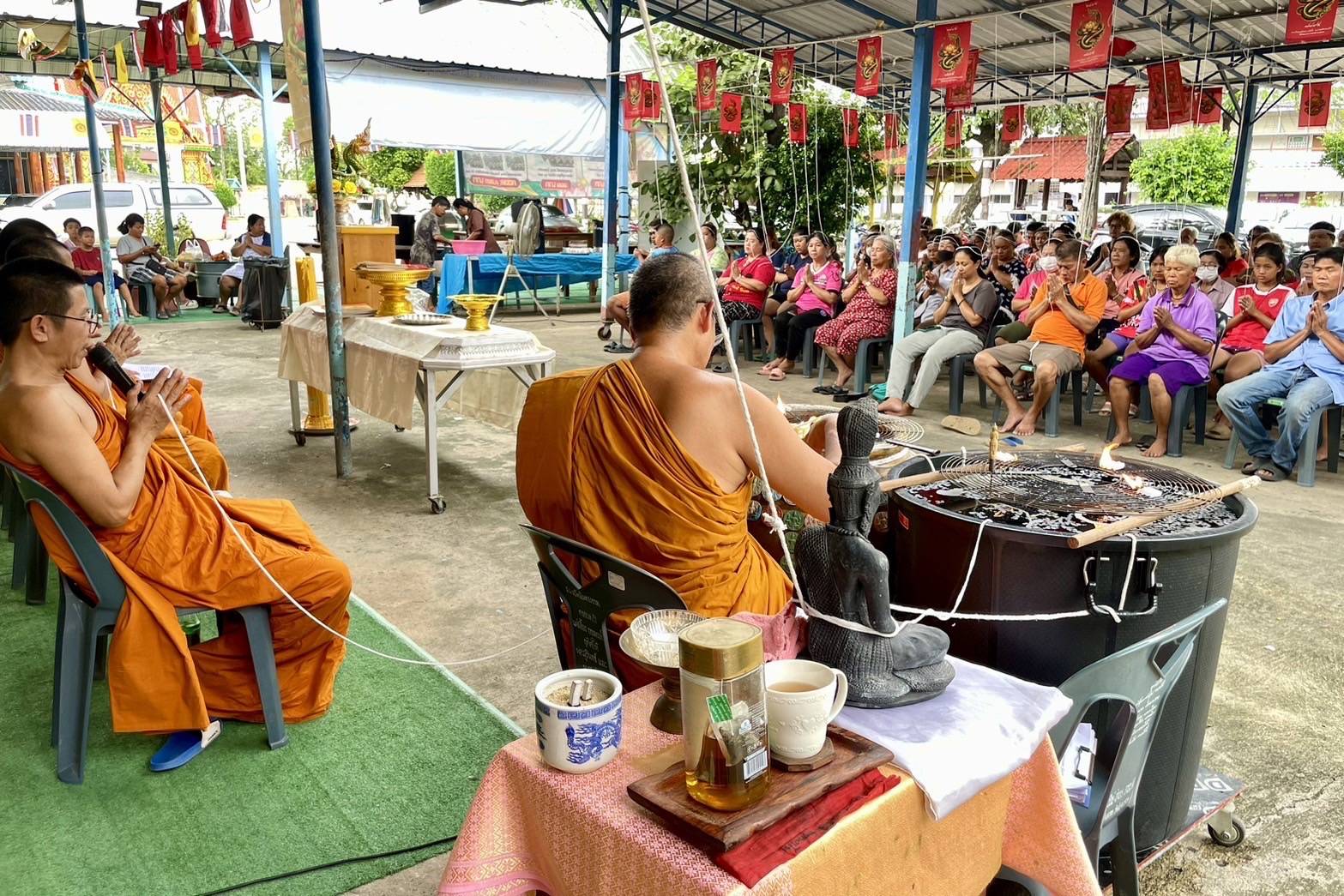  ชาวบ้านแห่อาบน้ำมนต์ เสริมสิริมงคลพลิกดวงเป็นเศรษฐี
