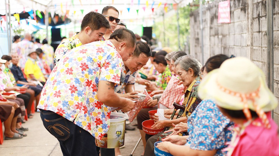 อบอุ่นรับสงกรานต์! “อบต.สวนพริกไทย” รวมพลังชุมชนรดน้ำดำหัวผู้สูงอายุแน่นลานเอนกประสงค์