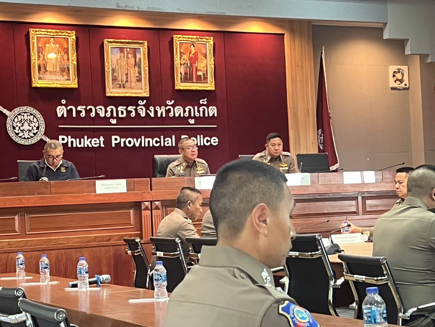 ตร.โชว์ผลงานปิดล้อมตรวจค้นต่างชาติเปิดบริษัทให้เช่ารถในอำเภอถลาง มีคนไทยเอี่ยวถือหุ้นเป็นนอมินี