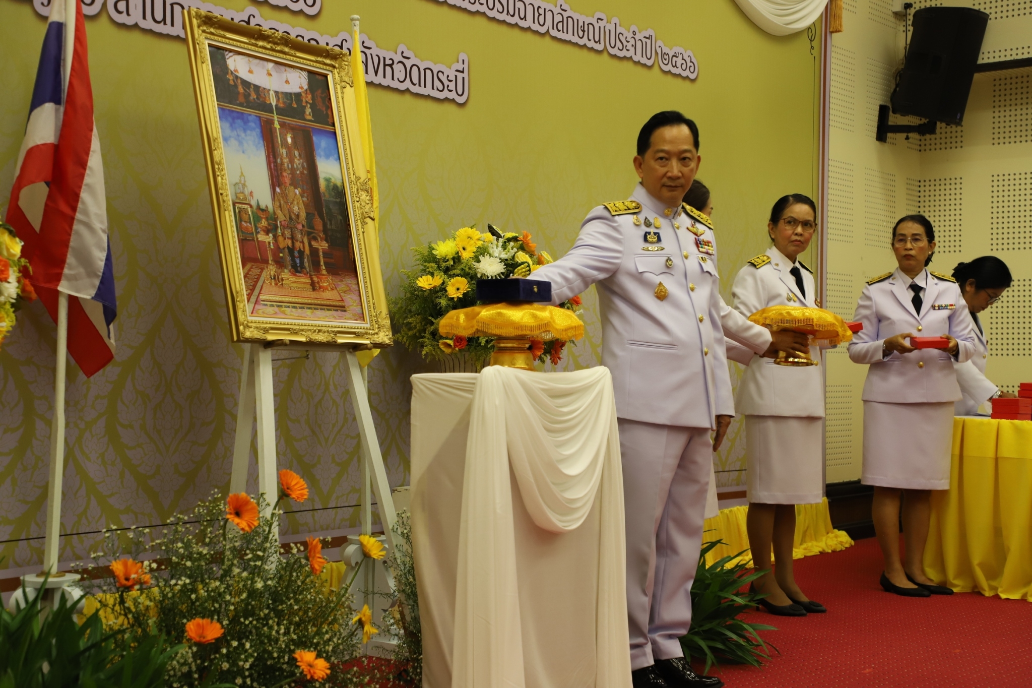 ในหลวงพระราชทานเครื่องราชอิสริยาภรณ์และเหรียญจักรพรรดิมาลารวม 8 ชั้นแก่ข้าราชการสังกัดสำนักงานสาธารณสุขกระบี่ 