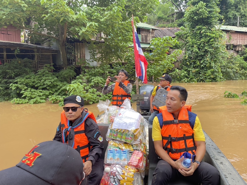 นอภ.แม่สะเรียง ลงพื้นที่มอบถุงยังชีพให้กับราษฎรผู้ประสบเหตุอุทกภัยบ้านท่าตาฝั่ง