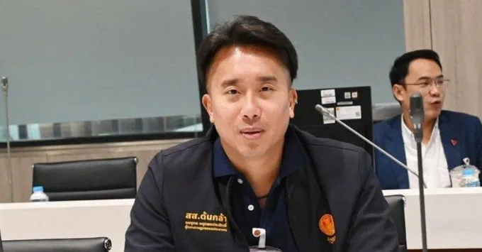 “จรยุทธ” ผวา! พบน้ำมันปริศนาโผล่ท่อระบายน้ำ ลองจุดไฟติดไว จี้ “ชัชชาติ” ตรวจสอบด่วน
