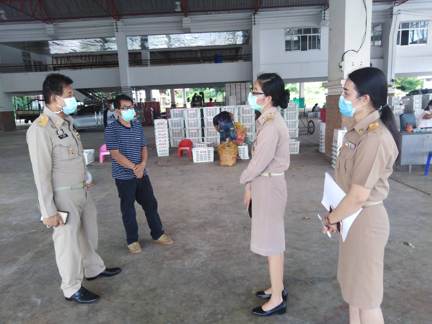 นายอำเภอลับแล ลงพื้นที่ตรวจล้ง  รับซื้อลองกองที่เข้าร่วมโครงการช่วยเหลือเกษตรกรฯ​