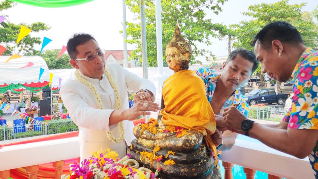 เทศบาลนครระยอง เปิดงานสงกรานต์คึกคัก แห่ขบวนรถพระพุทธอังคีรส-พระสงฆ์ 9 วัด