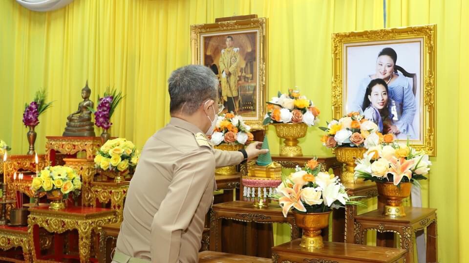 อ่างทอง อัญเชิญสิ่งของพระราชทานมอบแก่ประชาชนที่ประสบอุทกภัย มูลนิธิเพื่อนพึ่ง ภา ยามยาก สภากาชาดไทย