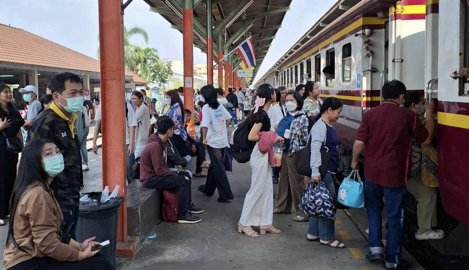 สายใต้พีคสุด! รฟท.เผยยอดผู้โดยสารรถไฟ กว่า 2.8 แสนช่วงสงกรานต์ “เจ้าหน้าที่”คุมเข้มความปลอดภัย 24 ชั่วโมง