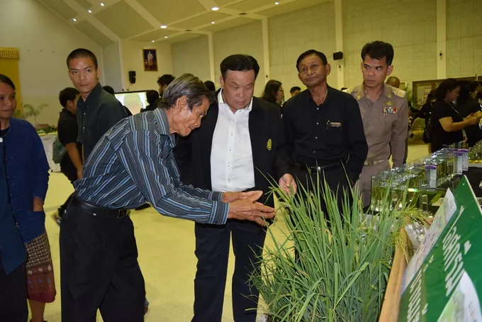 สำนักงานสหกรณ์จังหวัดชลบุรี ร่วมพิธีแถลงข่าวการจัดงานวันเกษตรแห่งชาติ ประจำปี 2560 ภายใต้แนวคิด " เกษตรสืบสาน ปณิธานของพ่อ" 