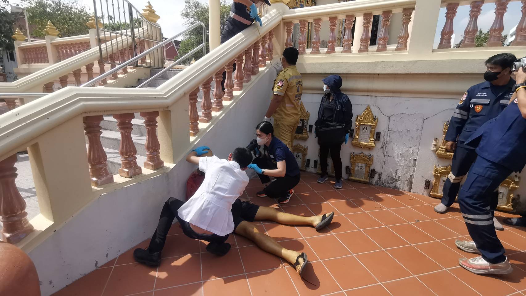 นนทบุรี อดีตสจ๊วตสายการบิน หนีปัญหาโรครุมเร้า ตัดสินใจยิงตัวตายหน้าอุโบสถวัด