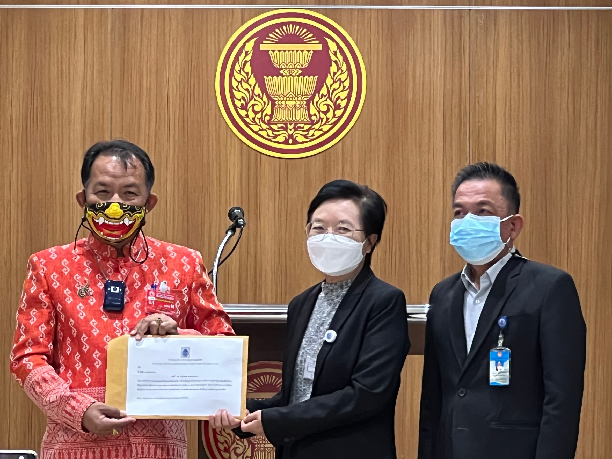 "ศรีสุวรรณ" บุกสภาฯร้อง "ชวน" สอบ ส.ส.พรรคเก่าแก่ตั้งวงเล่นการพนันในสภาฯ