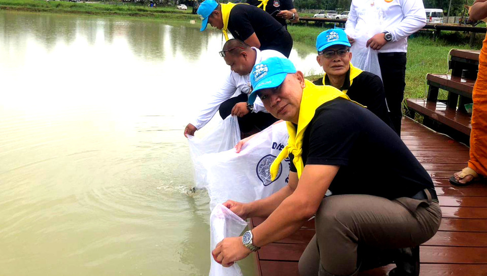 ตำรวจเขาวง-ชาวกาฬสินธุ์ ปล่อยปลา 20,000 ตัว เฉลิมพระเกียรติฯ วันอาสาฬหบูชา