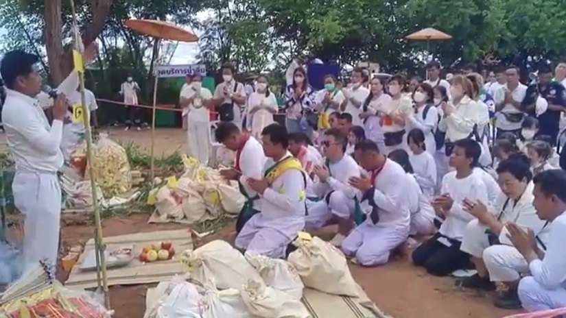 ล้างป่าช้าสุสานมูลนิธิพรหมธรรมสีคิ้วพบร่างคนสีทองร่างกายไม่เน่าเปื่อยแห่ขอเลขหลุมเพื่อเสี่ยงโชค