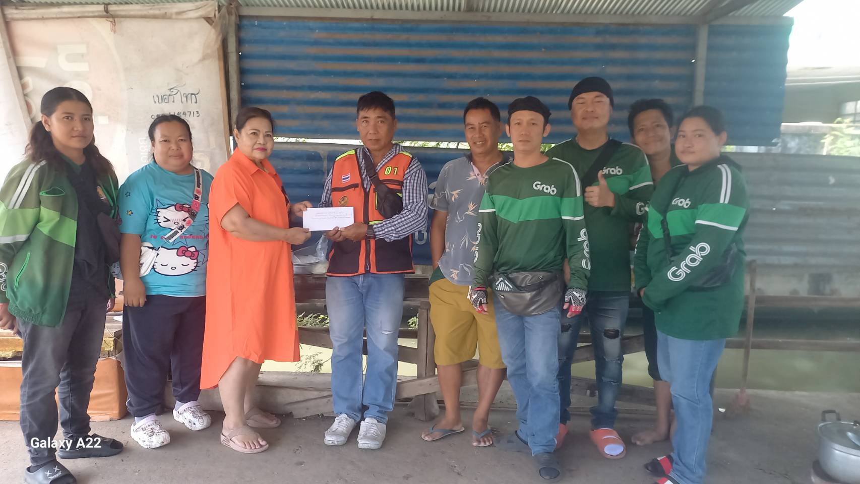 ประธานชุมชนมณีไพรสณฑ์มอบเงินสนับสนุนปรับปรุงโครงหลังคาวินมอเตอร์ไซค์ 