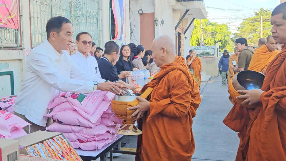 รวมพลังศรัทธาชาวสระบุรี ตักบาตรใหญ่ส่งธารน้ำใจ ช่วยผู้ประสบภัยชายแดนไทย-กัมพูชา